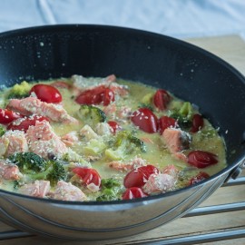 Zielona zupa z łososiem i brokułami